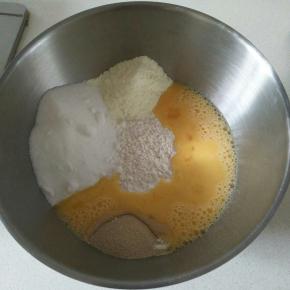 把所有的材料（除了黄油不放）都放和面盆。