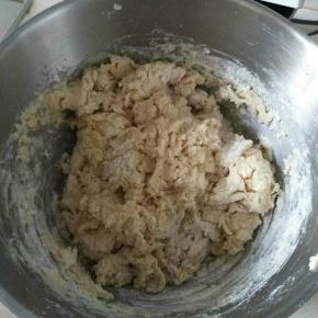 放入水，开始和面，我用的是厨师机，所以先用筷子和了一会，以免面粉乱飞，然后用1档和面3分钟，2档3分钟，3档3-4分钟，然后放入黄油，再从1档慢慢加速，也大概和面10分钟（一共用时20分钟）。