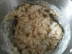 放入水，开始和面，我用的是厨师机，所以先用筷子和了一会，以免面粉乱飞，然后用1档和面3分钟，2档3分钟，3档3-4分钟，然后放入黄油，再从1档慢慢加速，也大概和面10分钟（一共用时20分钟）。