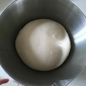 面团揉圆盖上保鲜膜，第一次发酵。