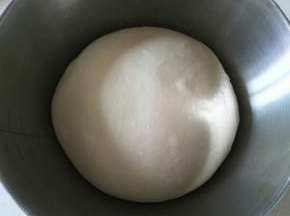 面团揉圆盖上保鲜膜，第一次发酵。