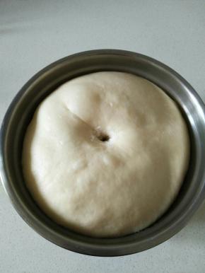 面团发酵到二倍大，一个手指粘一点干粉，在面团上按一个洞，按下去的面团没有回升，那就已经发好了。