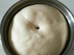 面团发酵到二倍大，一个手指粘一点干粉，在面团上按一个洞，按下去的面团没有回升，那就已经发好了。