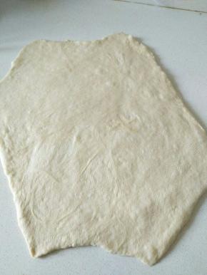 面团取出之后，用排气杖擀面团，把大气泡都去掉了。