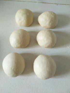 接着面团平均分（我做的是双份的量，所以分了6个，一个大概在160克左右。）