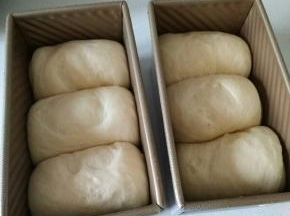 发酵到8分满就取出吐司盒，烤箱预热180度。