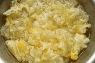 拆成小朵，清水洗净浸泡一会。