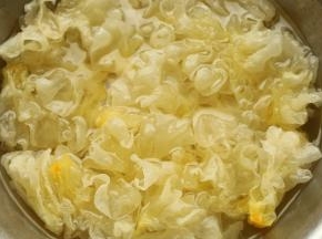 拆成小朵，清水洗净浸泡一会。