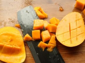 芒果切两半，去核，打花刀，片下果肉。