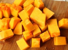 南瓜去皮切小块。