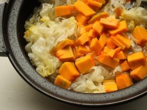 食材放入砂锅，加入适量清水。