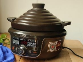 苏泊尔电砂锅选择砂锅鱼程序，别的程序也可以的。砂锅开始工作，这时候就可以去玩了。