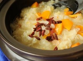 程序结束，加入冰糖和枸杞，软糯清甜的银耳羹就做好了，是不是超级方便。