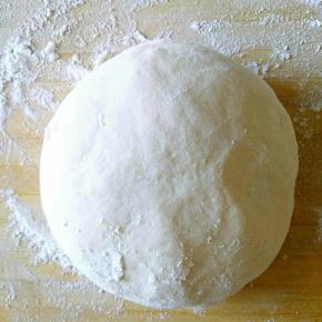 普通面粉，一半开水一半凉水和成较软的面团，放在容器中盖上湿布静止至少30分钟。