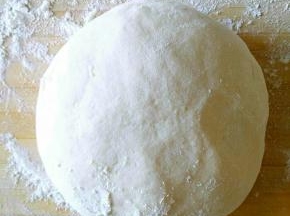 普通面粉，一半开水一半凉水和成较软的面团，放在容器中盖上湿布静止至少30分钟。