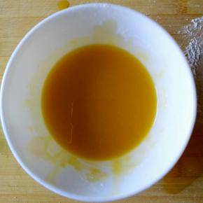 取一只小碗制作油酥，放入面粉和植物油搅拌均匀，稠度以在面团上能容易抹开为准。