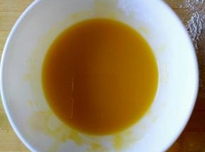 取一只小碗制作油酥，放入面粉和植物油搅拌均匀，稠度以在面团上能容易抹开为准。