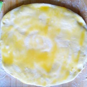 醒好的面团均匀分开，大小参考你的锅。抹上油酥。