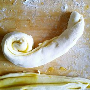 切口在内侧卷起来，尾部收到底部。