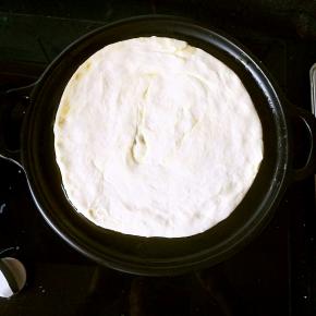 扒盘刷油，取一个醒好的面饼擀薄，放入扒盘，小火。多翻动几次。