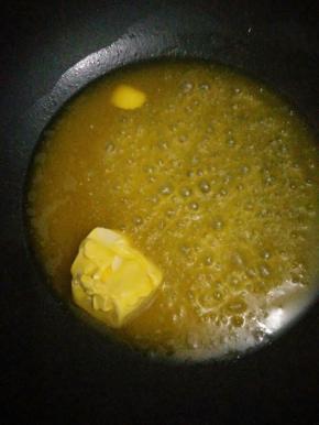 取一不粘锅，小火融化黄油。