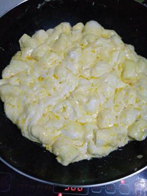 加入棉花糖，要不停搅拌防止粘锅，直到全部融化。