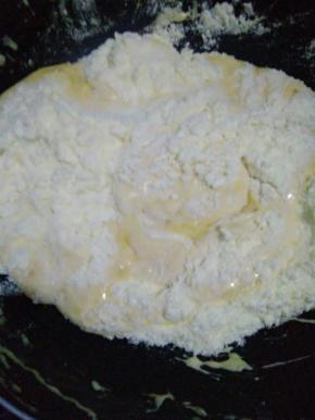 加入奶粉，也是开小火，不停搅拌，直到看不见颗粒。