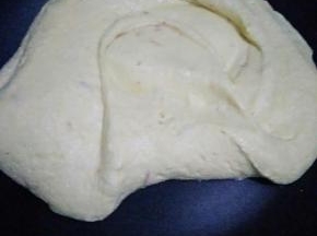 关火加入花生碎和蔓越莓，快速混合。