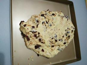 倒入金盘，上面盖油纸利用擀面杖擀平整形。