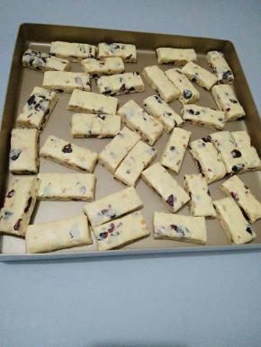 稍微晾凉，手摸还有余温时取出，切成大小合适的形状。