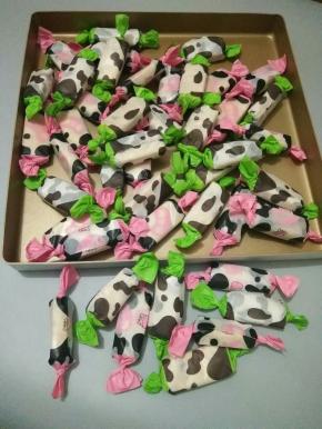 6、先包一层糯米纸，再用牛轧糖纸包一层，左右两边旋转，美味的牛轧糖就完成了。