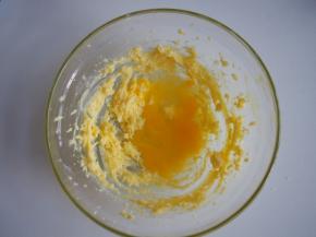 分三次加入鸡蛋