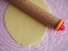 将面团擀成2mm厚的面饼