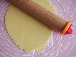 将面团擀成2mm厚的面饼