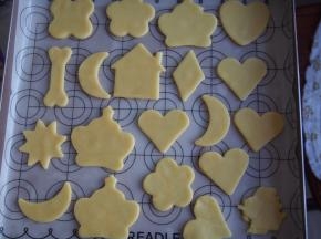 不粘烤盘底部铺硅胶垫，将饼干小心转移，不要弄坏了形状