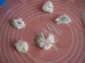 翻糖适量，用牙签沾上食用色素调出自己喜欢的颜色