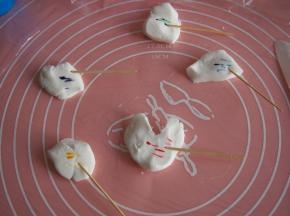 翻糖适量，用牙签沾上食用色素调出自己喜欢的颜色