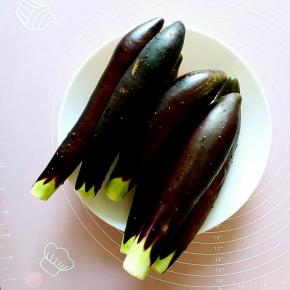 准备好足够你吃的茄子洗干净。