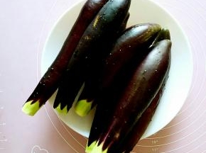 准备好足够你吃的茄子洗干净。
