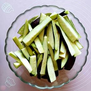 把茄子一分为二切成条，撒入适量的盐静止10分钟