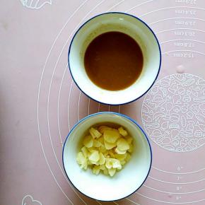 用刀背把蒜瓣拍几下切成蒜粒，干黄酱加少量清水稀释一下。