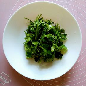 香菜洗干净切段，要多准备一些，这东西和茄子是绝配哦⊙∀⊙！