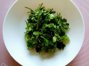 香菜洗干净切段，要多准备一些，这东西和茄子是绝配哦⊙∀⊙！