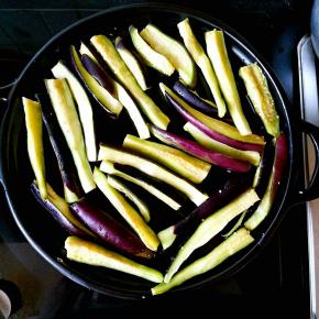 在扒盘上刷好油，把茄条分次摆在扒盘上小火慢煎，勤翻面。（在入锅之前可以用手攥一攥茄条，挤出水分）