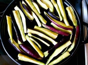 在扒盘上刷好油，把茄条分次摆在扒盘上小火慢煎，勤翻面。（在入锅之前可以用手攥一攥茄条，挤出水分）