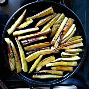 煎到茄条变软，色泽有些金黄的时候盛出，再煎剩下的部分。