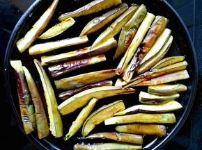 煎到茄条变软，色泽有些金黄的时候盛出，再煎剩下的部分。