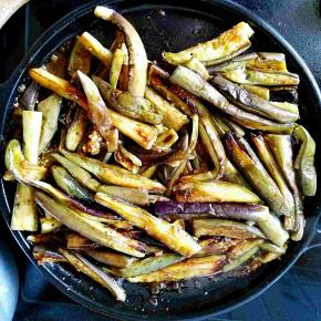 全部的茄条都煎好后，统一倒回扒盘，倒入稀释好的黄酱，搅拌均匀。