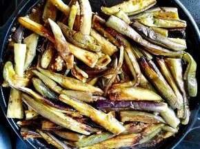 全部的茄条都煎好后，统一倒回扒盘，倒入稀释好的黄酱，搅拌均匀。