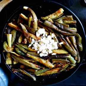 加入蒜粒，搅拌均匀。